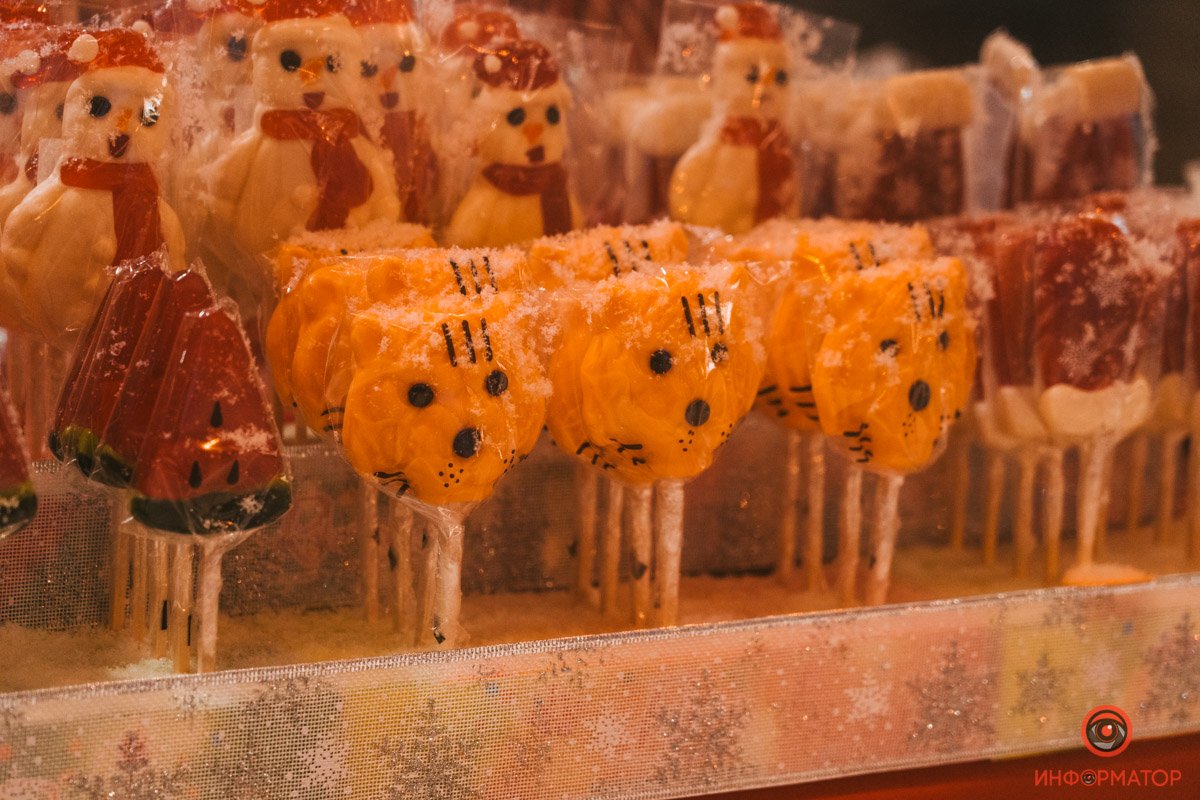 В Киева открылась еще одна праздничная локация «Різдво на Подолі»: репортаж с заснеженной Конрактовой 7