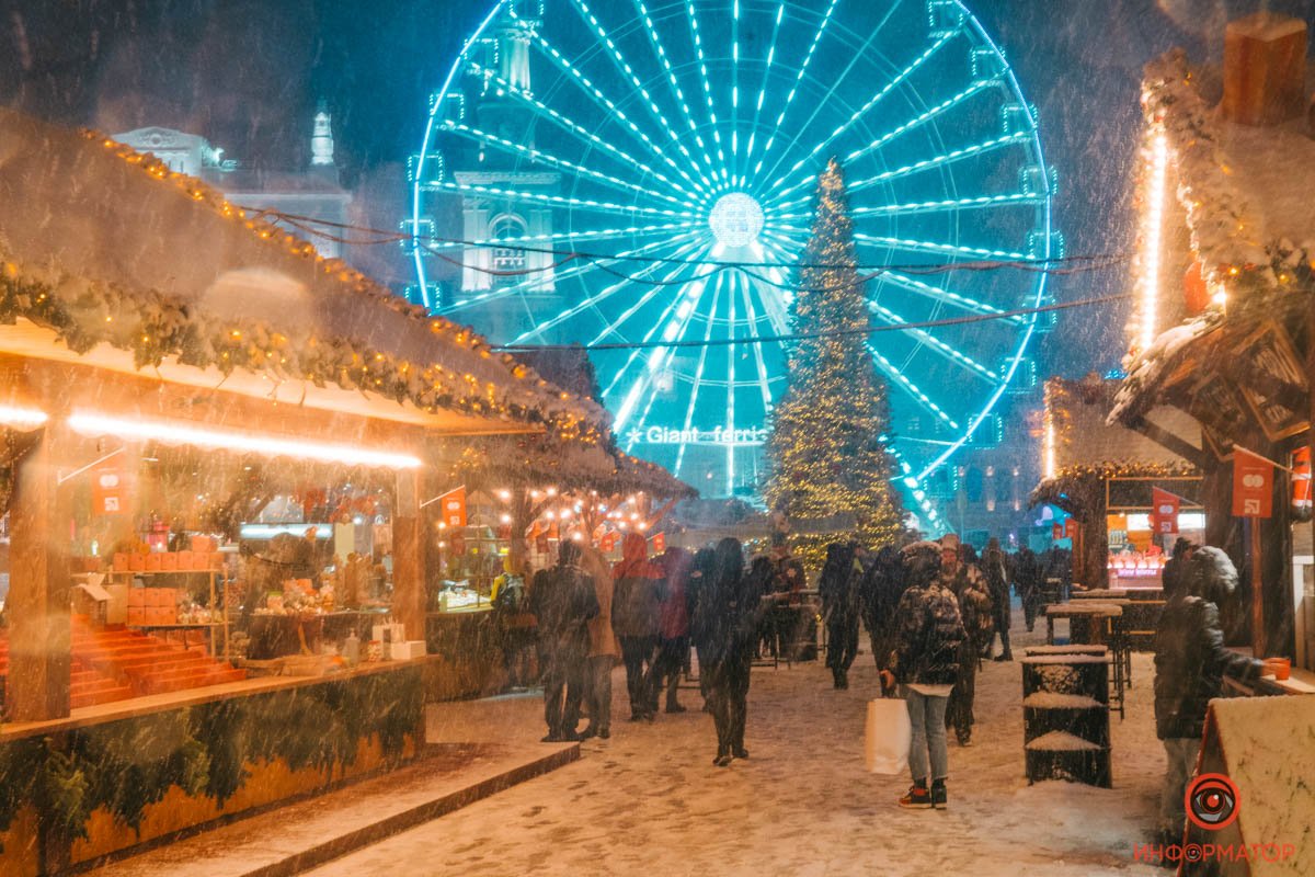 В Киева открылась еще одна праздничная локация «Різдво на Подолі»: репортаж с заснеженной Конрактовой 8