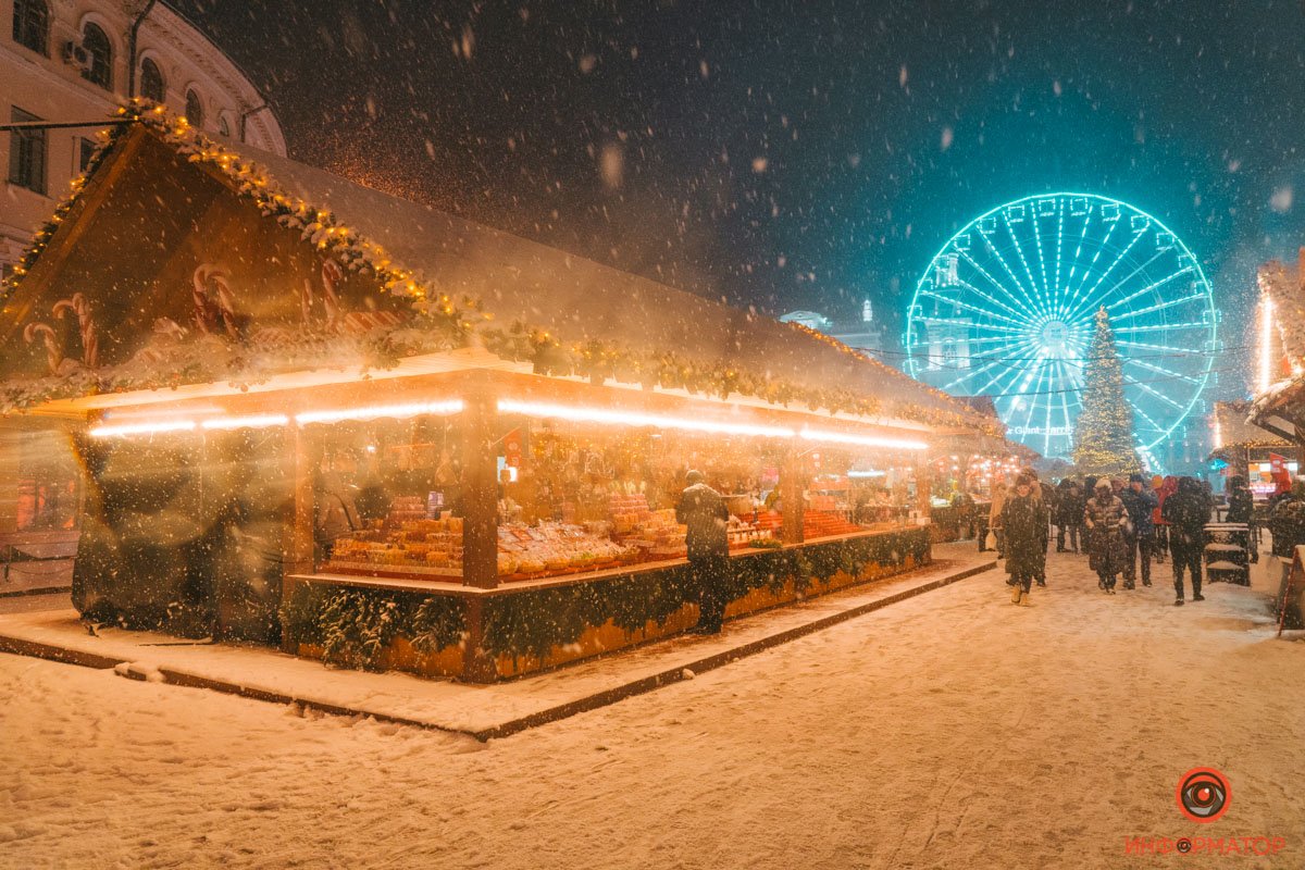 В Киева открылась еще одна праздничная локация «Різдво на Подолі»: репортаж с заснеженной Конрактовой 9