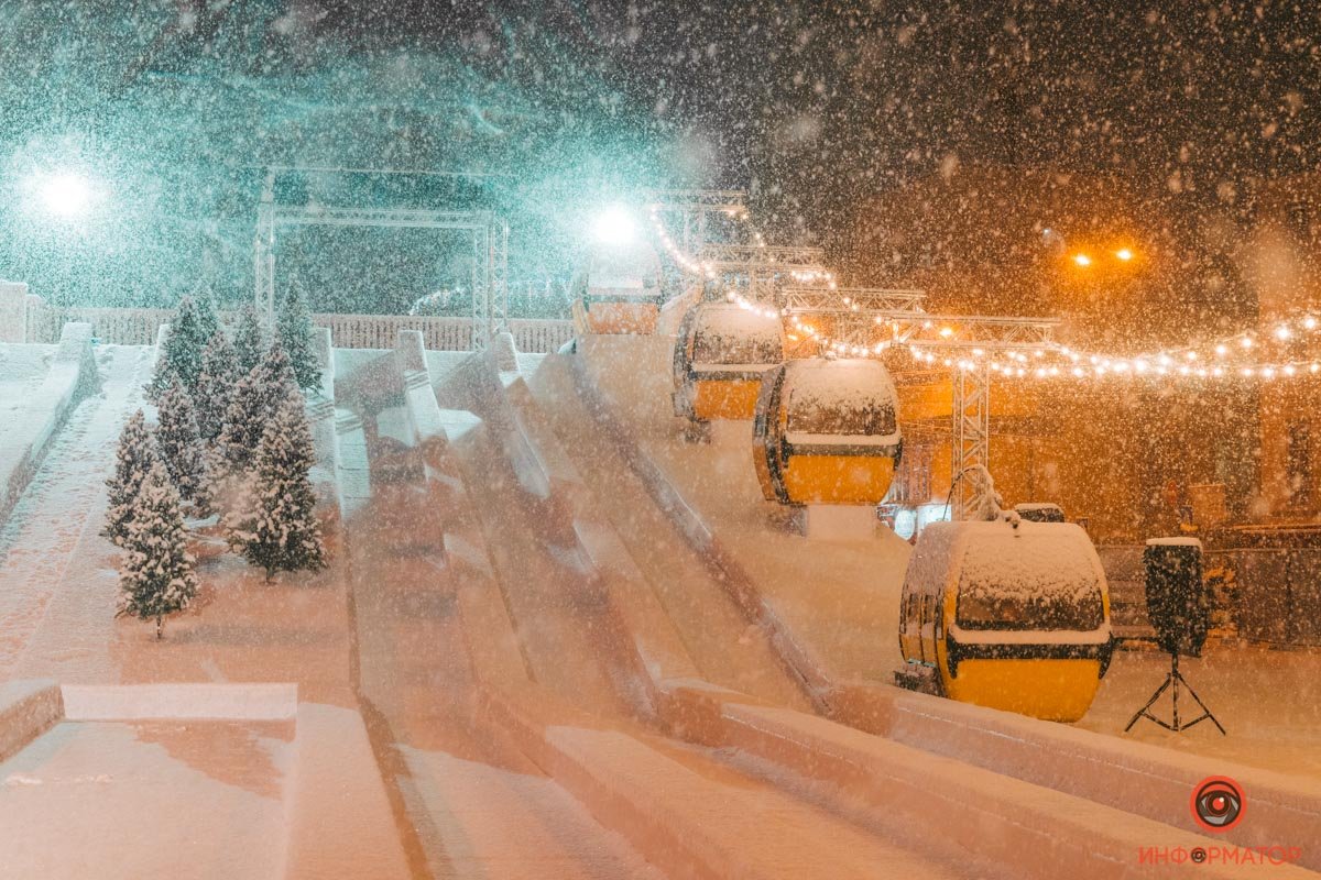 В Киева открылась еще одна праздничная локация «Різдво на Подолі»: репортаж с заснеженной Конрактовой 10