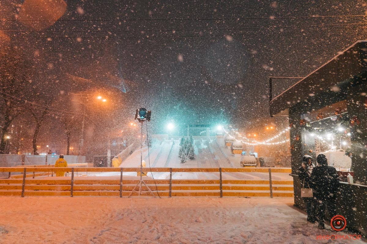 В Киева открылась еще одна праздничная локация «Різдво на Подолі»: репортаж с заснеженной Конрактовой 11