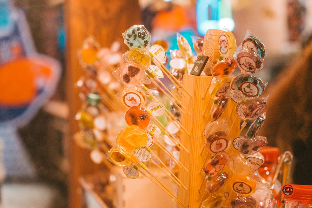 В Киева открылась еще одна праздничная локация «Різдво на Подолі»: репортаж с заснеженной Конрактовой 12