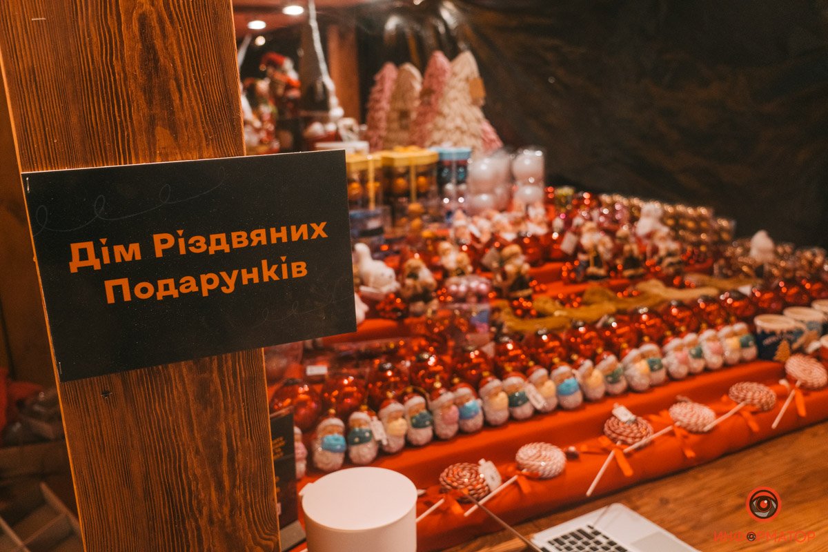В Киева открылась еще одна праздничная локация «Різдво на Подолі»: репортаж с заснеженной Конрактовой 13