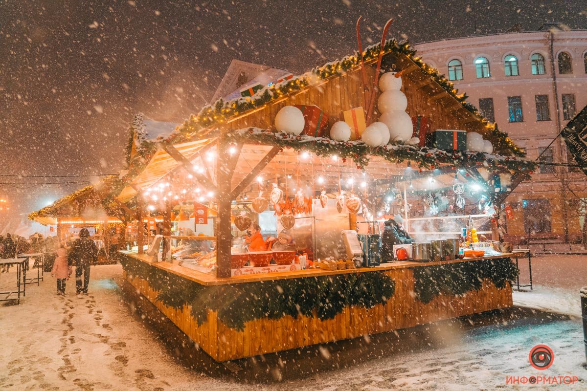 В Киева открылась еще одна праздничная локация «Різдво на Подолі»: репортаж с заснеженной Конрактовой 15