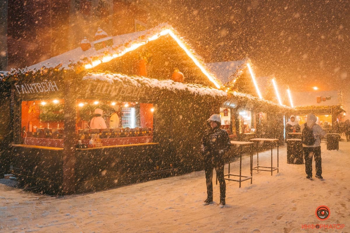 В Киева открылась еще одна праздничная локация «Різдво на Подолі»: репортаж с заснеженной Конрактовой 16