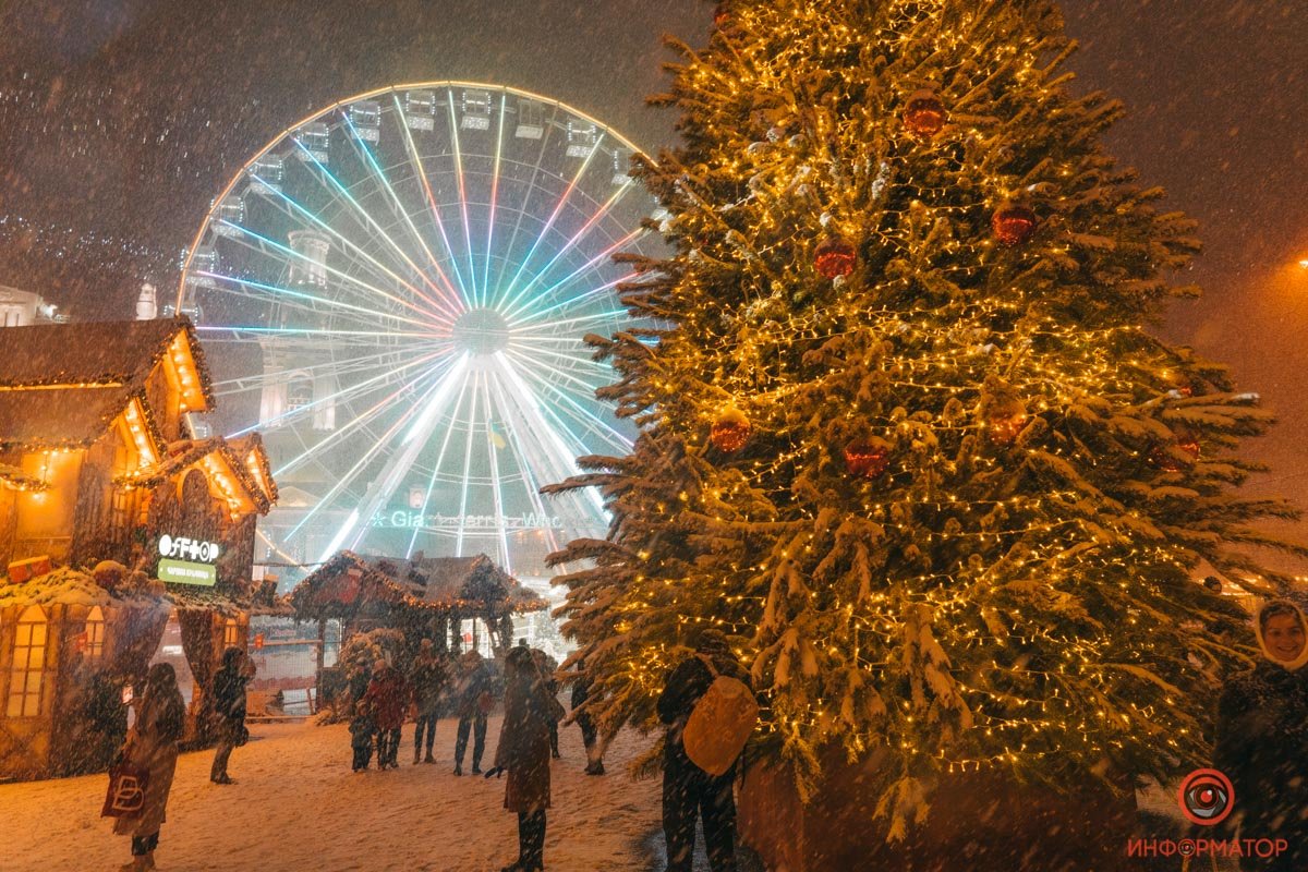 В Киева открылась еще одна праздничная локация «Різдво на Подолі»: репортаж с заснеженной Конрактовой 17