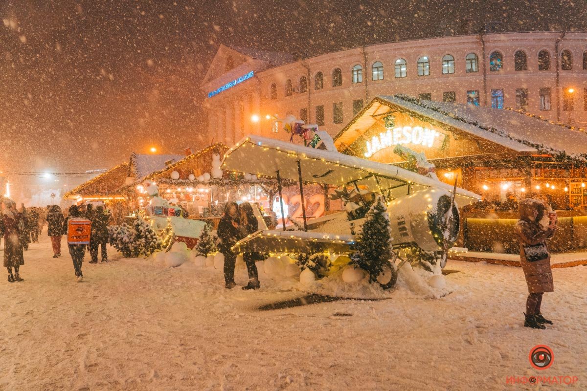 В Киева открылась еще одна праздничная локация «Різдво на Подолі»: репортаж с заснеженной Конрактовой 18
