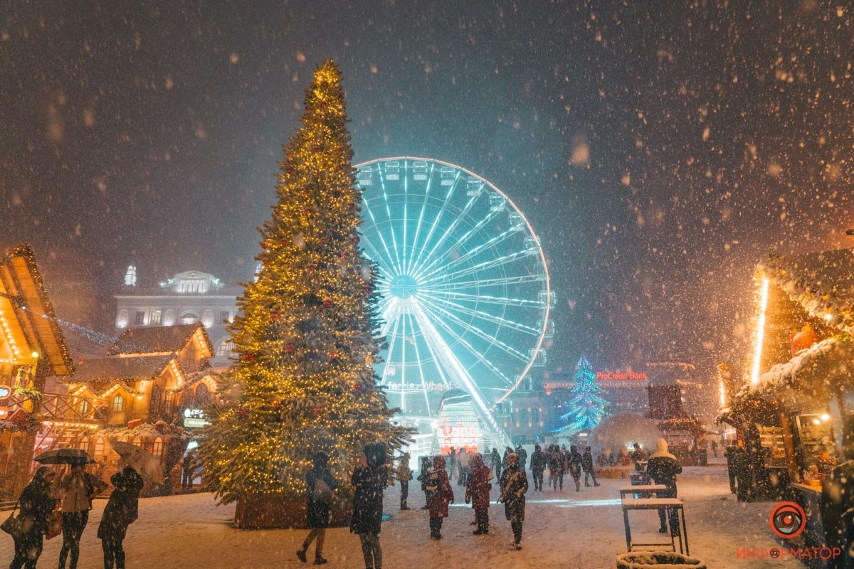 В Киева открылась еще одна праздничная локация «Різдво на Подолі»: репортаж с заснеженной Конрактовой 19