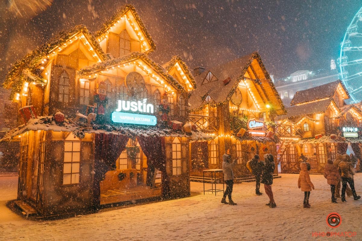 В Киева открылась еще одна праздничная локация «Різдво на Подолі»: репортаж с заснеженной Конрактовой 20