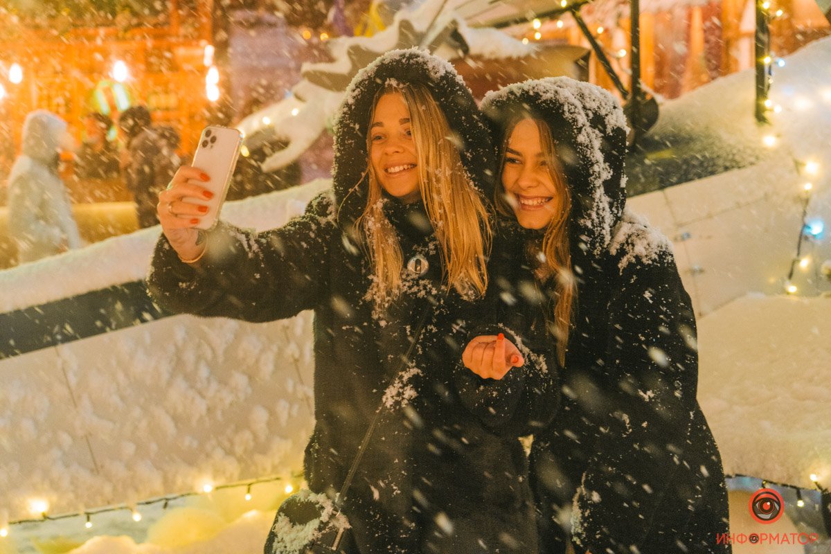 В Киева открылась еще одна праздничная локация «Різдво на Подолі»: репортаж с заснеженной Конрактовой 21