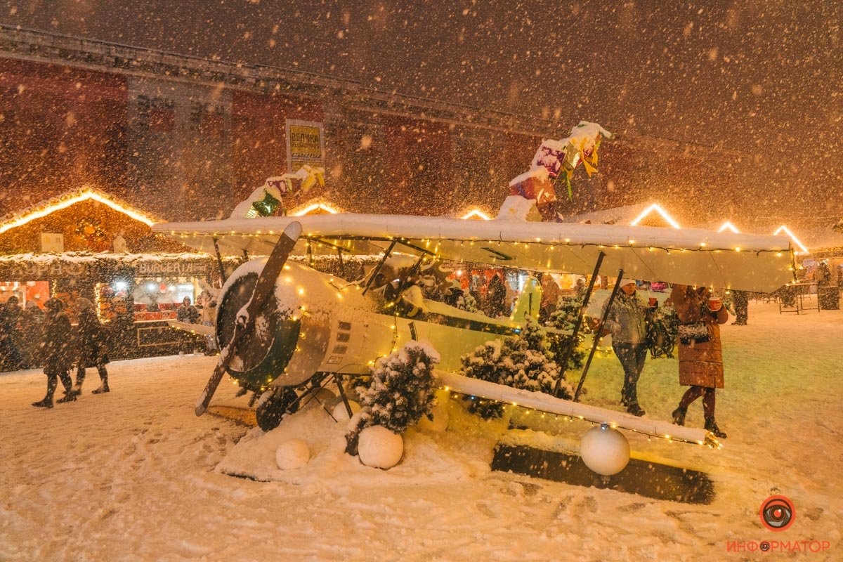 В Киева открылась еще одна праздничная локация «Різдво на Подолі»: репортаж с заснеженной Конрактовой 22