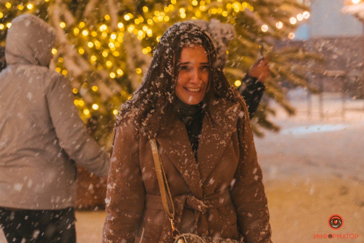 В Киева открылась еще одна праздничная локация «Різдво на Подолі»: репортаж с заснеженной Конрактовой 23