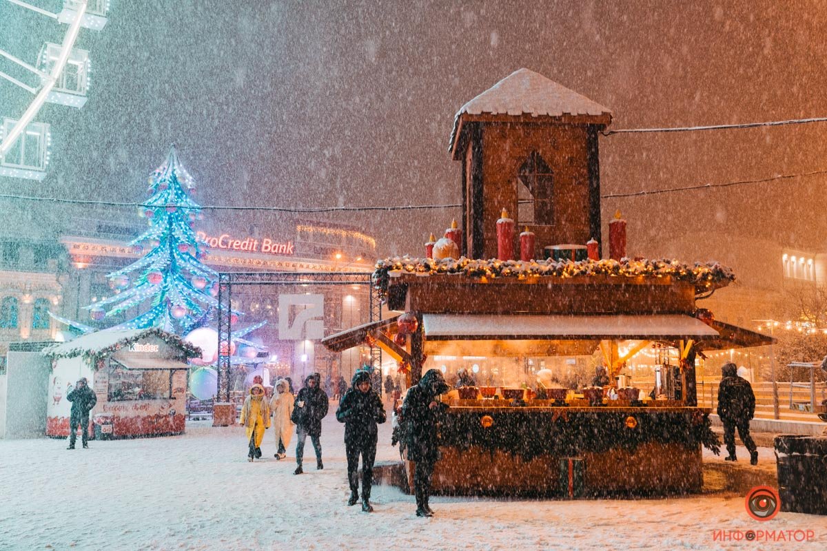 В Киева открылась еще одна праздничная локация «Різдво на Подолі»: репортаж с заснеженной Конрактовой 24