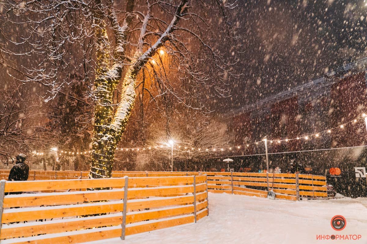 В Киева открылась еще одна праздничная локация «Різдво на Подолі»: репортаж с заснеженной Конрактовой 25