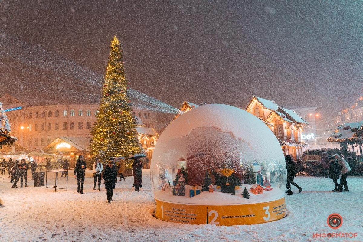 В Киева открылась еще одна праздничная локация «Різдво на Подолі»: репортаж с заснеженной Конрактовой 26