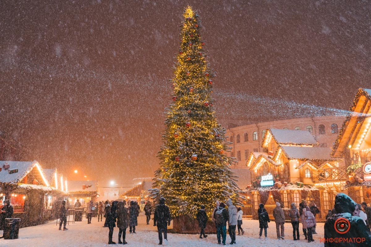 В Киева открылась еще одна праздничная локация «Різдво на Подолі»: репортаж с заснеженной Конрактовой 27