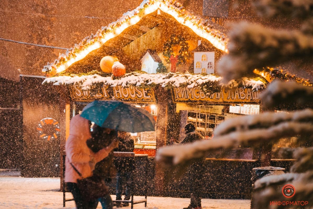 В Киева открылась еще одна праздничная локация «Різдво на Подолі»: репортаж с заснеженной Конрактовой 28
