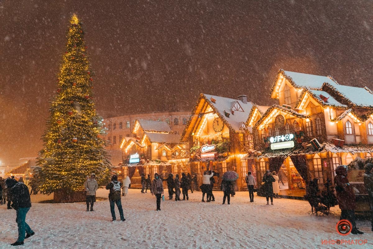 В Киева открылась еще одна праздничная локация «Різдво на Подолі»: репортаж с заснеженной Конрактовой 29