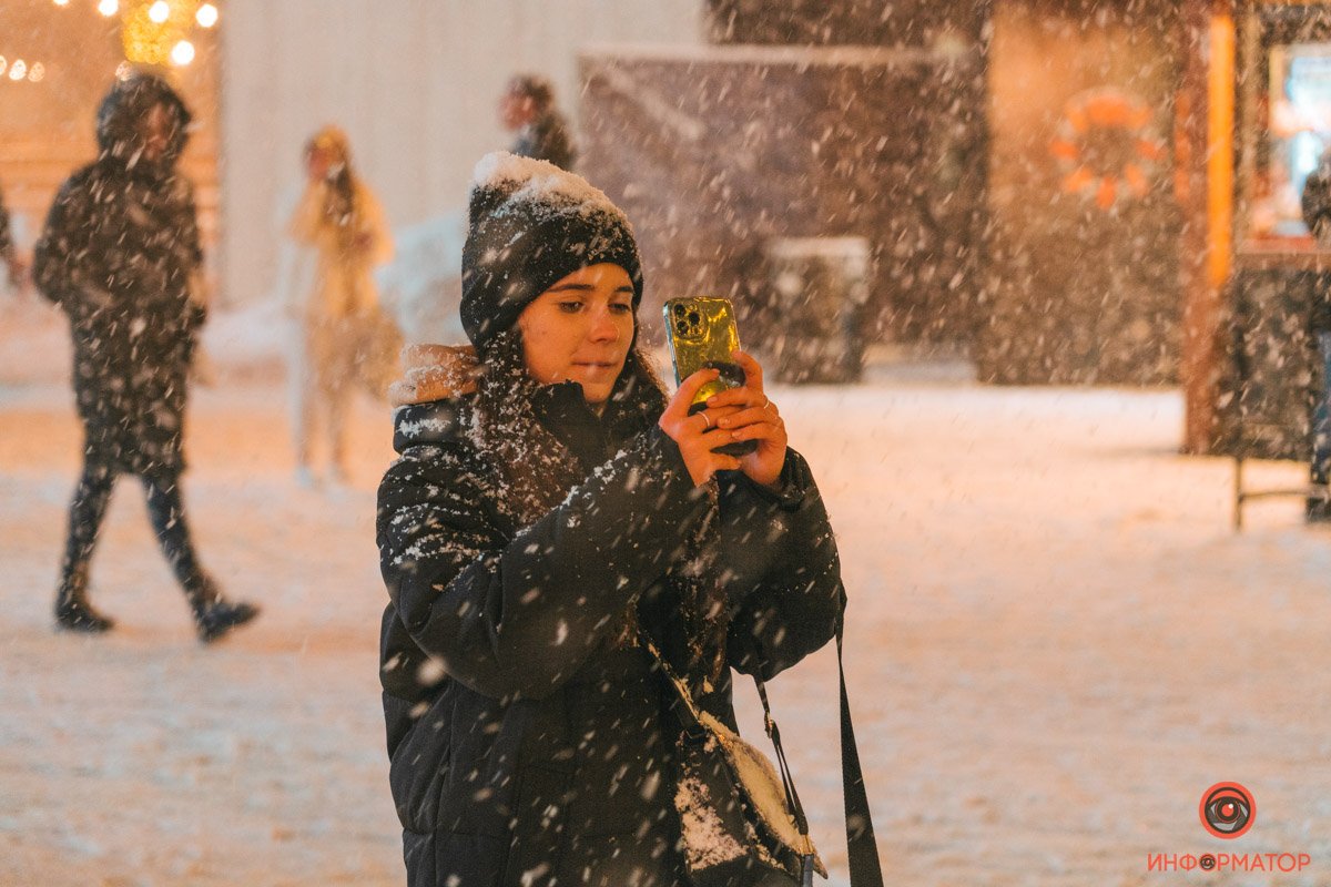 В Киева открылась еще одна праздничная локация «Різдво на Подолі»: репортаж с заснеженной Конрактовой 30