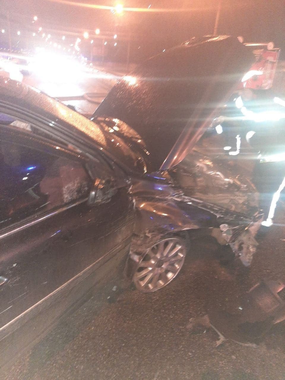 В Киеве на Броварском Volkswagen влетел в Chevrolet: водителя вырезали спасатели. Видео момента ДТП 1