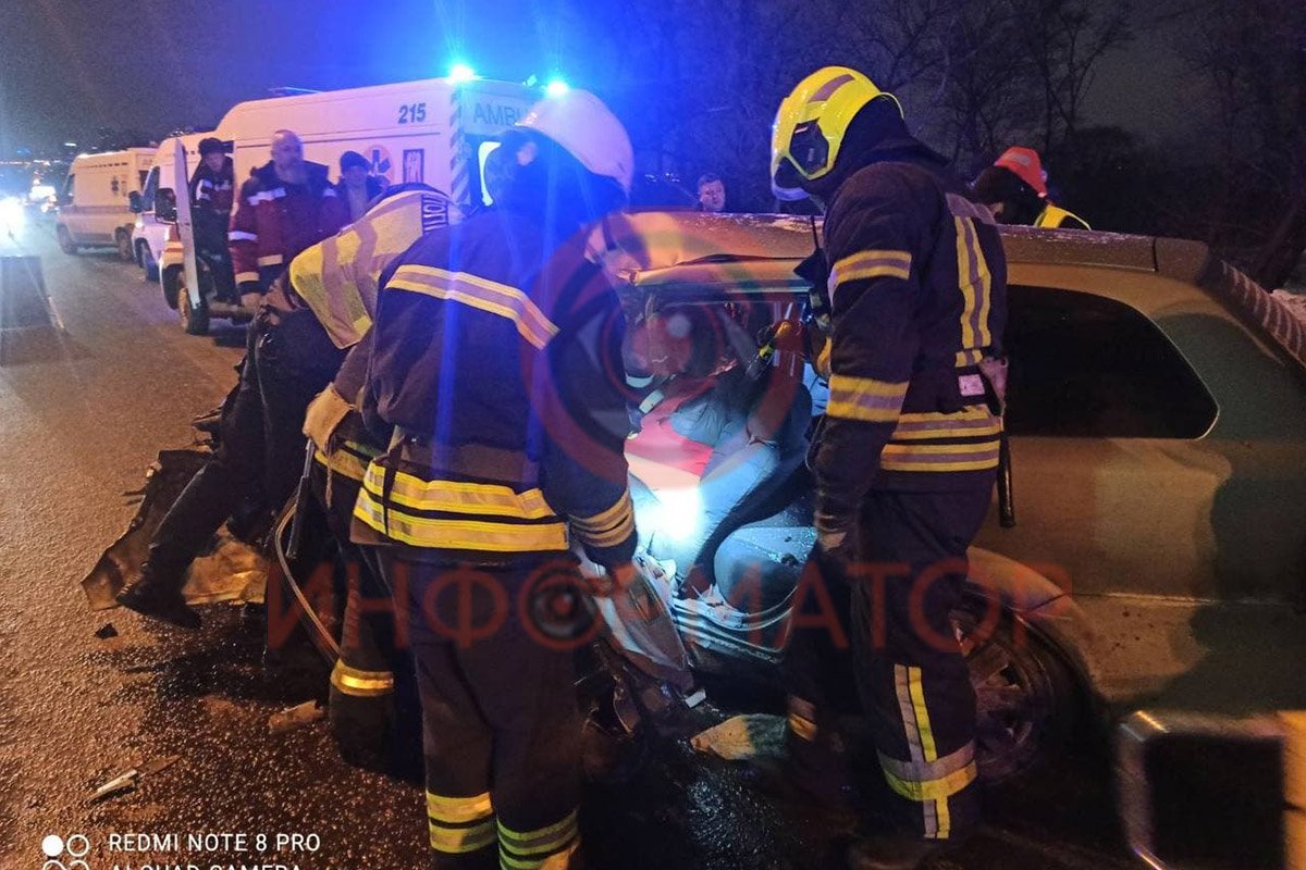 В Киеве на Броварском Volkswagen влетел в Chevrolet: водителя вырезали спасатели. Видео момента ДТП 2