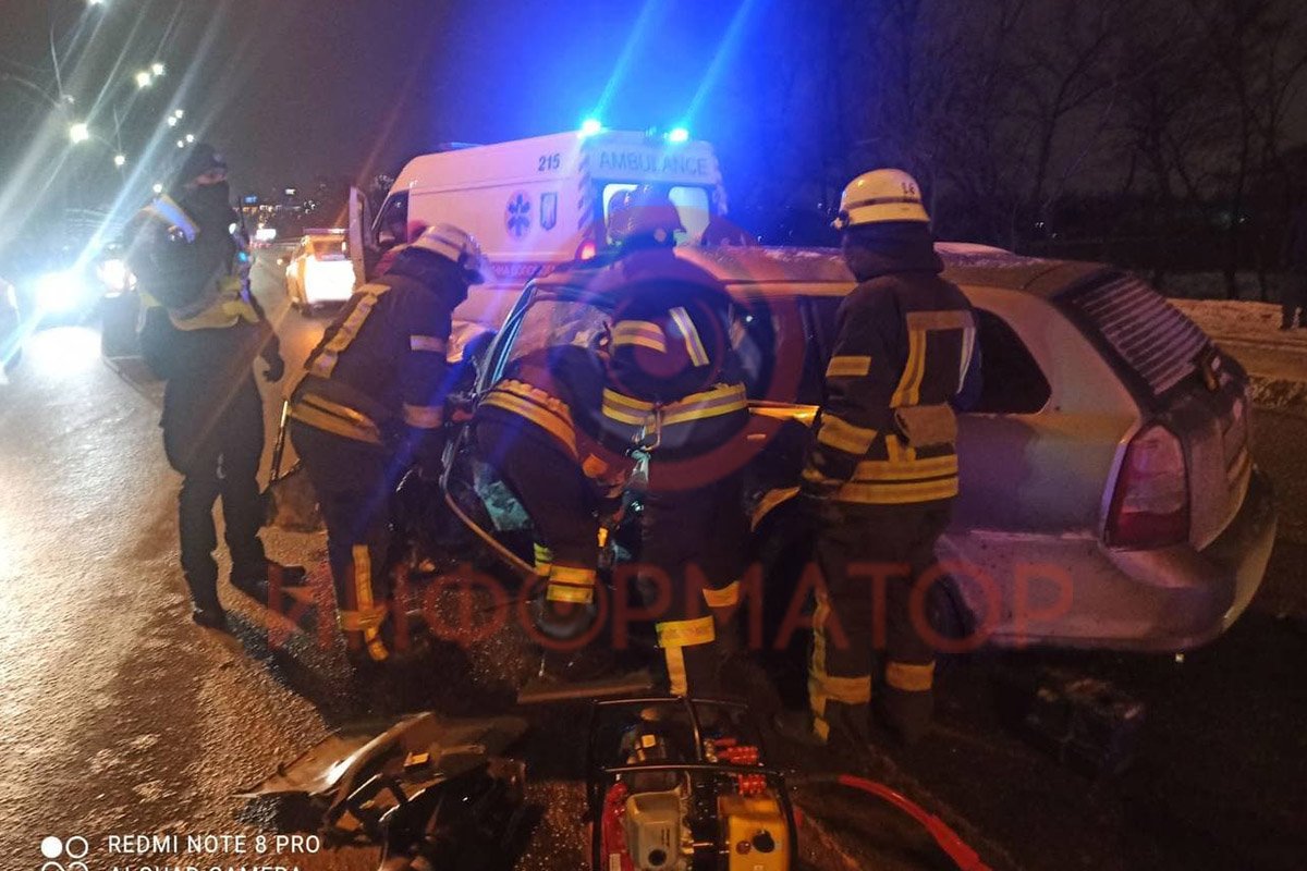 В Киеве на Броварском Volkswagen влетел в Chevrolet: водителя вырезали спасатели. Видео момента ДТП 3