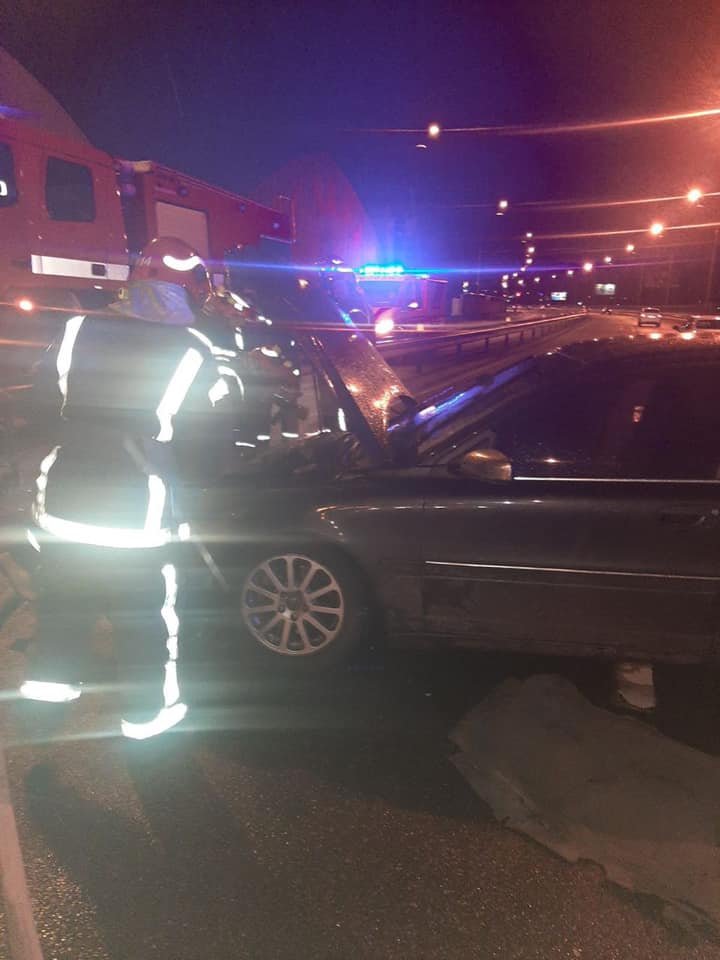 В Киеве на Броварском Volkswagen влетел в Chevrolet: водителя вырезали спасатели. Видео момента ДТП 4