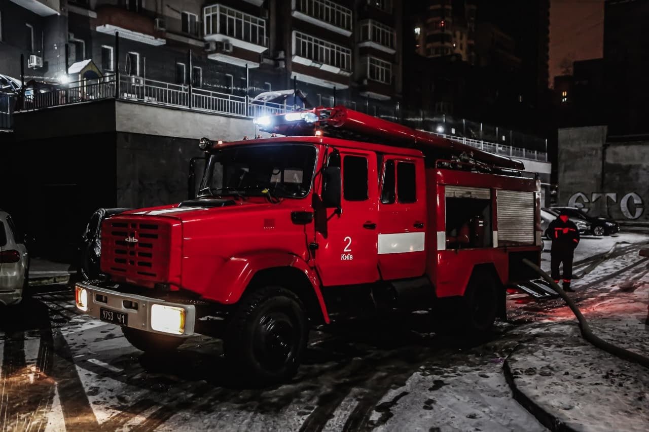 В Шевченковском районе Киева ночью загорелась 4-этажка 1