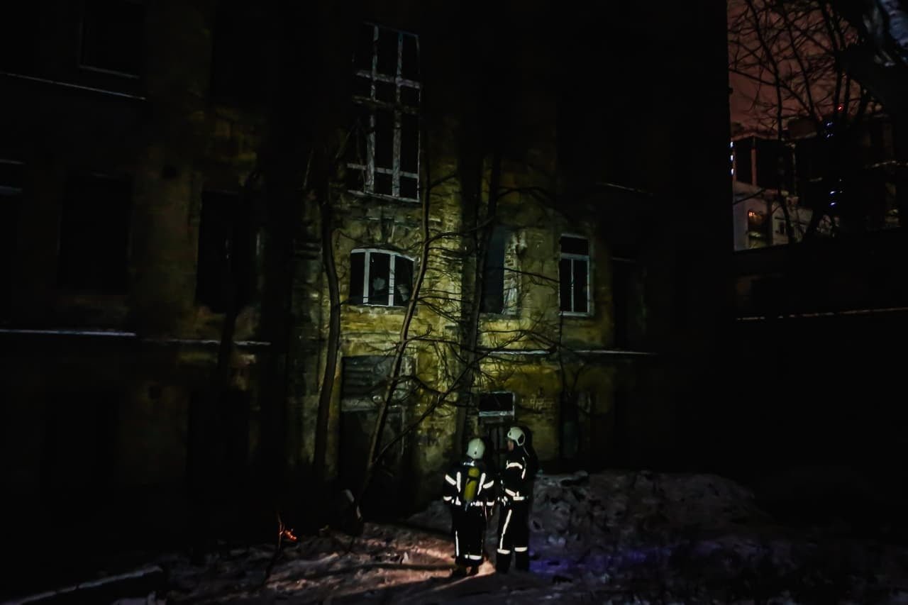 В Шевченковском районе Киева ночью загорелась 4-этажка 2