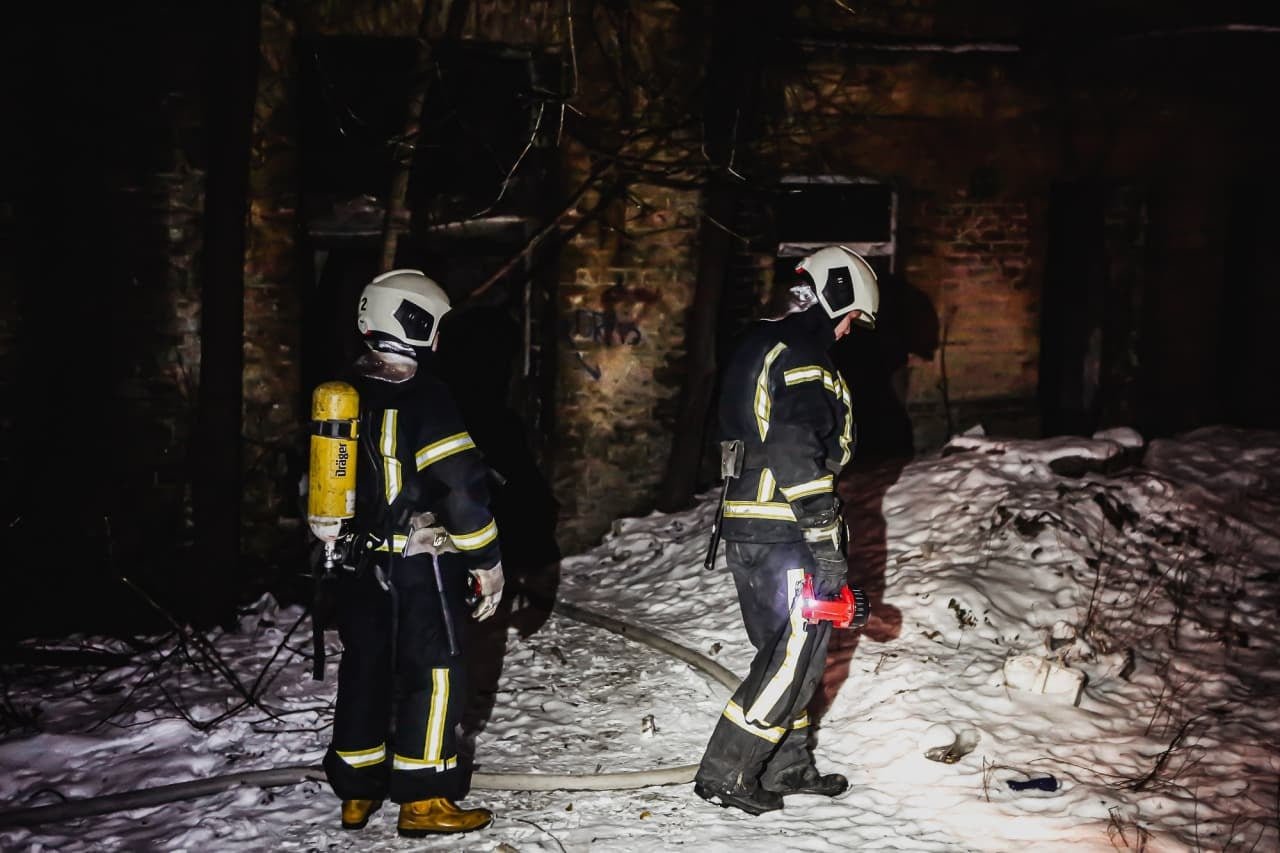 В Шевченковском районе Киева ночью загорелась 4-этажка 3