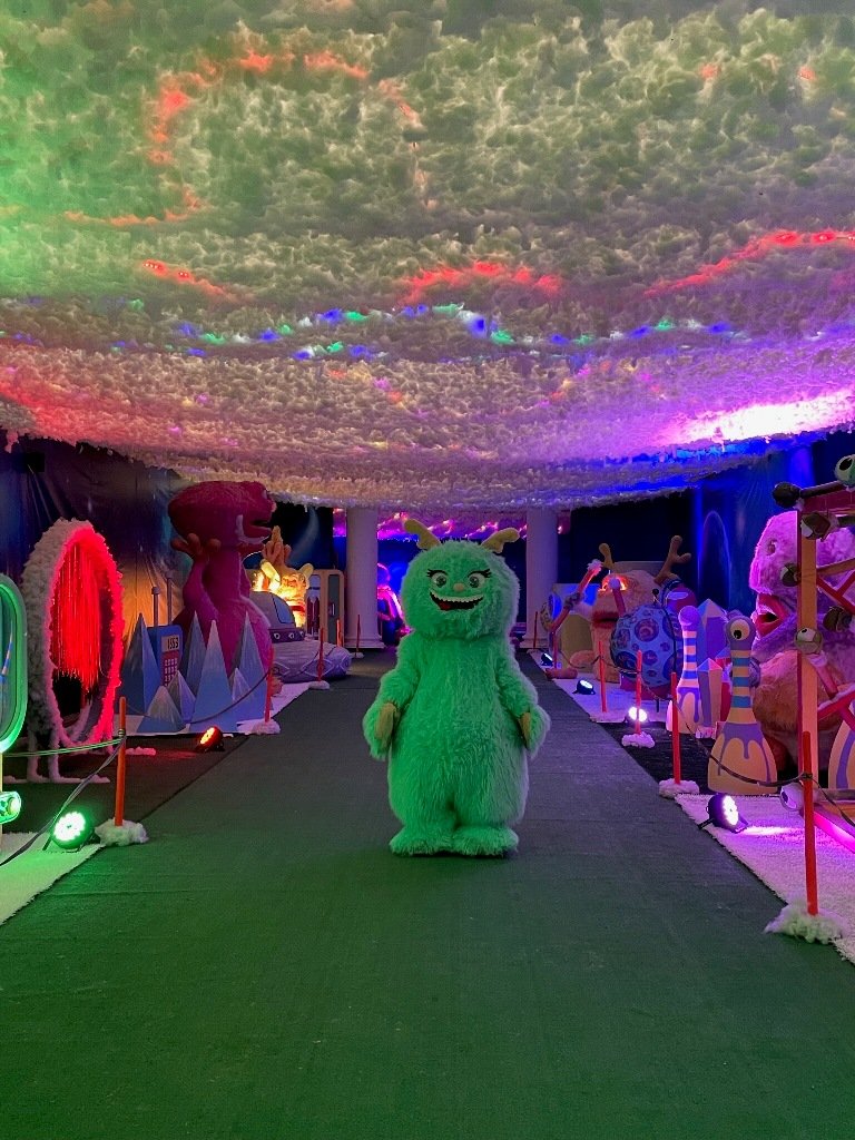 Страна добродушных пушистиков: в Киеве на ВДНГ открылась сказочная «Флуфиландия» 4