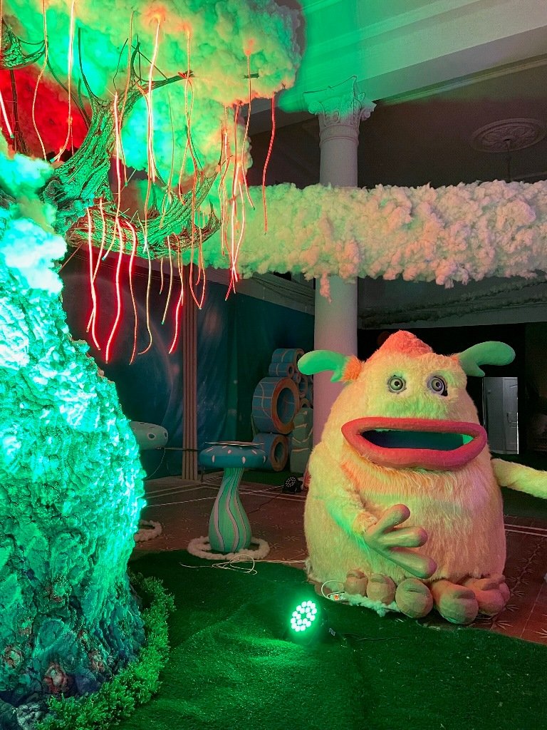 Страна добродушных пушистиков: в Киеве на ВДНГ открылась сказочная «Флуфиландия» 9