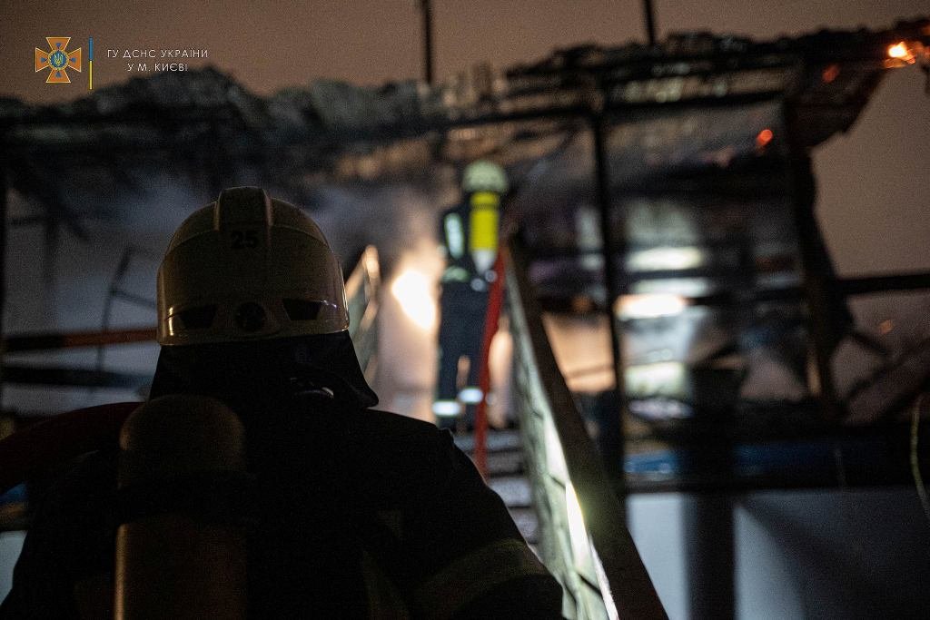 В Киеве сгорел дебаркадер 3
