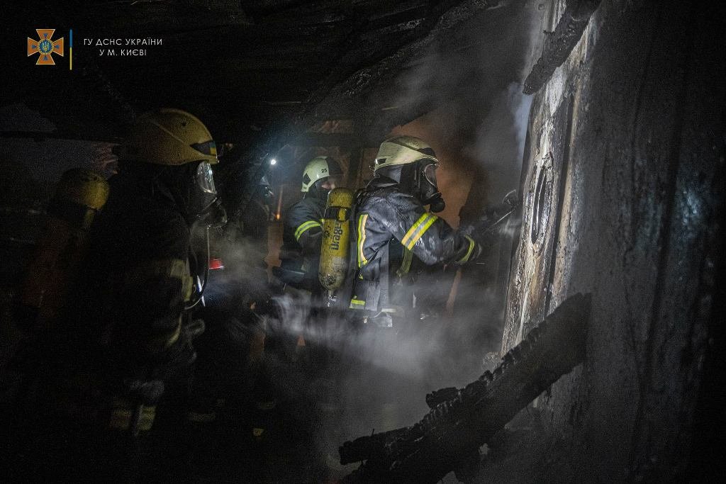 В Киеве сгорел дебаркадер 9