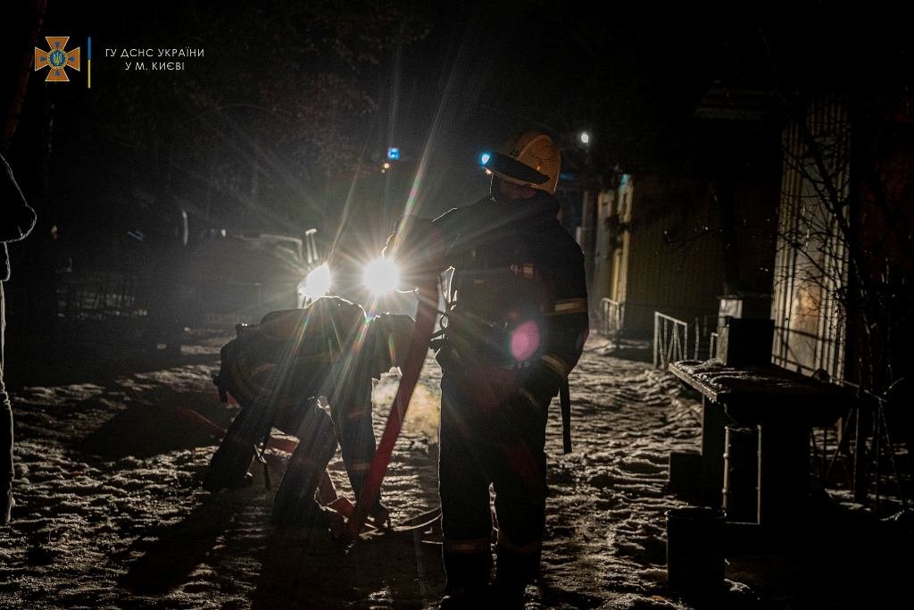 В Киеве сгорел дебаркадер 10