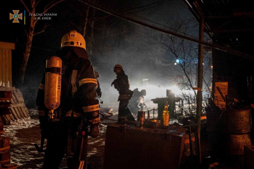 В Киеве сгорел дебаркадер 11