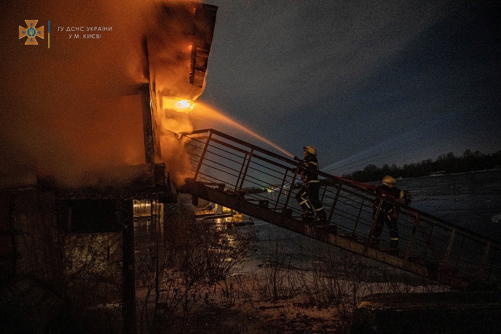 В Киеве сгорел дебаркадер 12