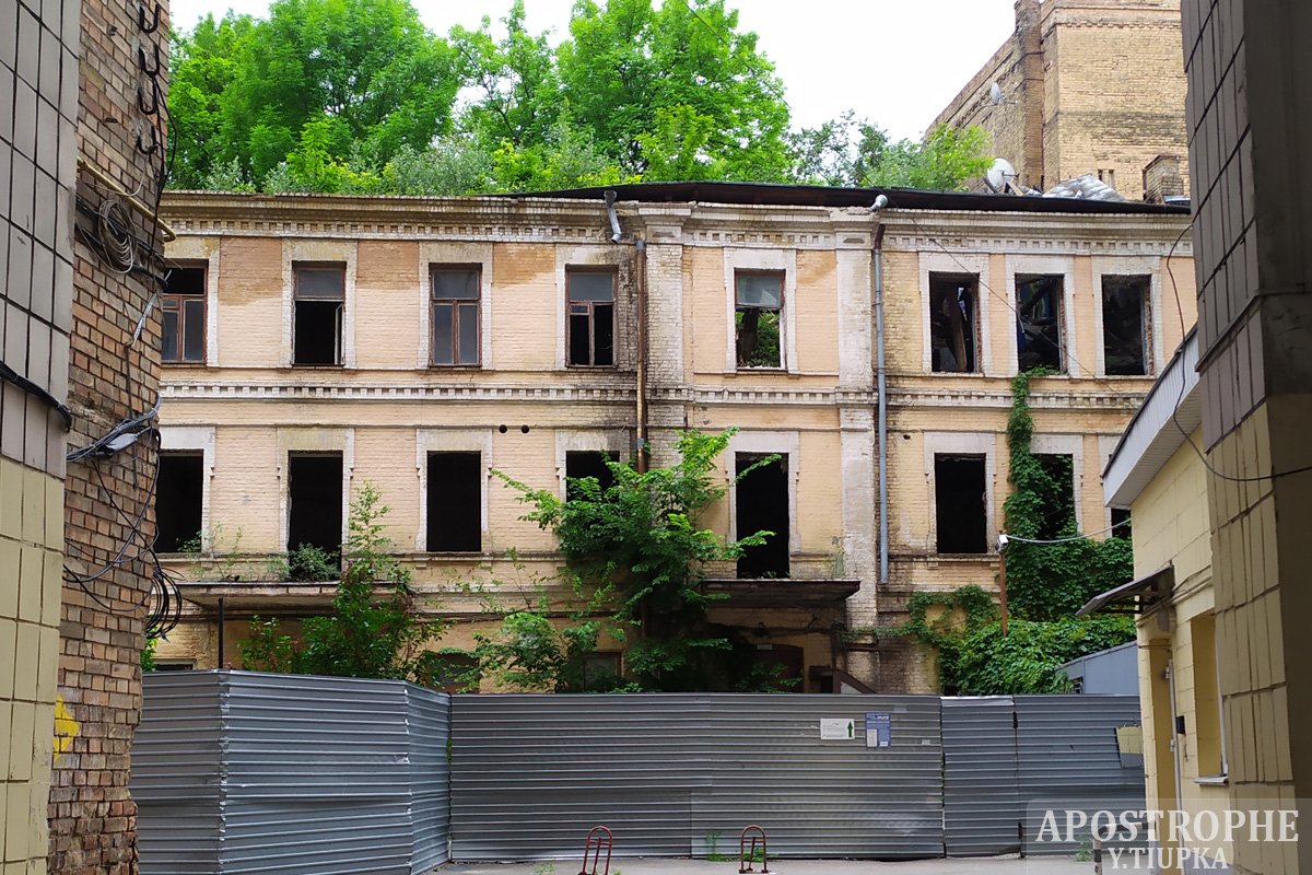 На Грушевского во дворе дома с восстановленными часами могут снести старинную усадьбу Бонадуреров 2
