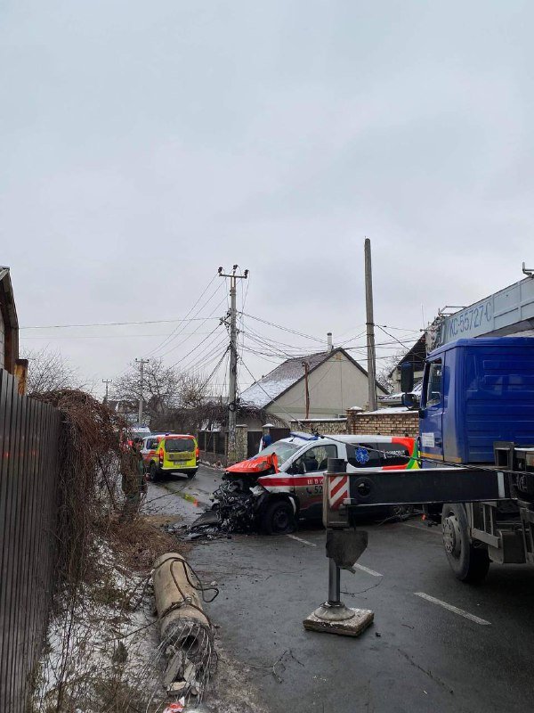 Под Киевом на Софиефской Борщаговке "скорая" въехала в столб: электроопора упала на машину неотложки 1