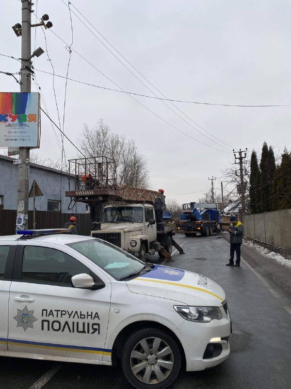 Под Киевом на Софиефской Борщаговке "скорая" въехала в столб: электроопора упала на машину неотложки 2