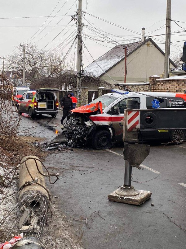 Под Киевом на Софиефской Борщаговке "скорая" въехала в столб: электроопора упала на машину неотложки 3