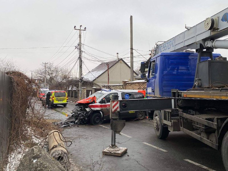 Под Киевом на Софиефской Борщаговке "скорая" въехала в столб: электроопора упала на машину неотложки 4