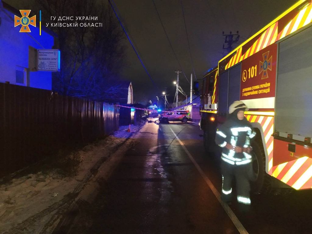 Под Киевом на Софиефской Борщаговке "скорая" въехала в столб: электроопора упала на машину неотложки 6