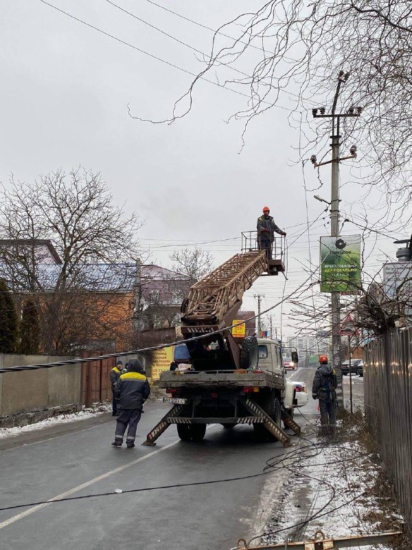 Под Киевом на Софиефской Борщаговке "скорая" въехала в столб: электроопора упала на машину неотложки 7