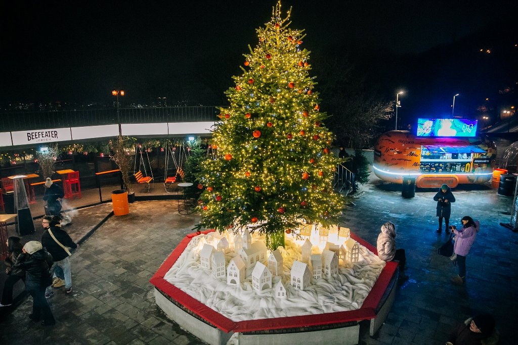 В Киеве открыли еще одну новогоднюю локацию: как сейчас выглядит Арка Дружбы народов 3