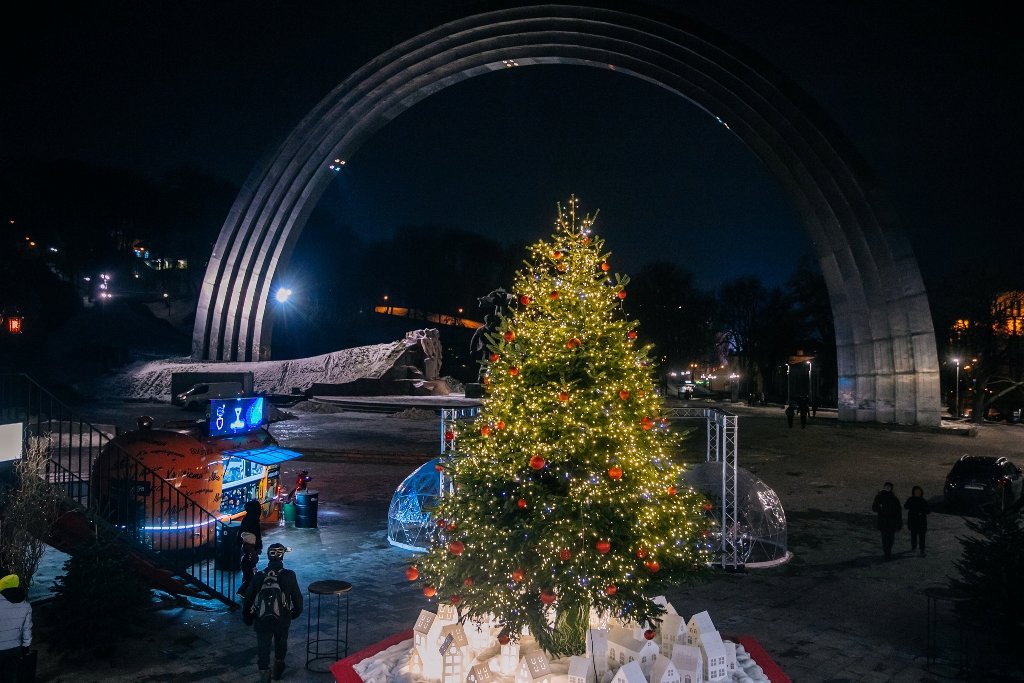 В Киеве открыли еще одну новогоднюю локацию: как сейчас выглядит Арка Дружбы народов 4