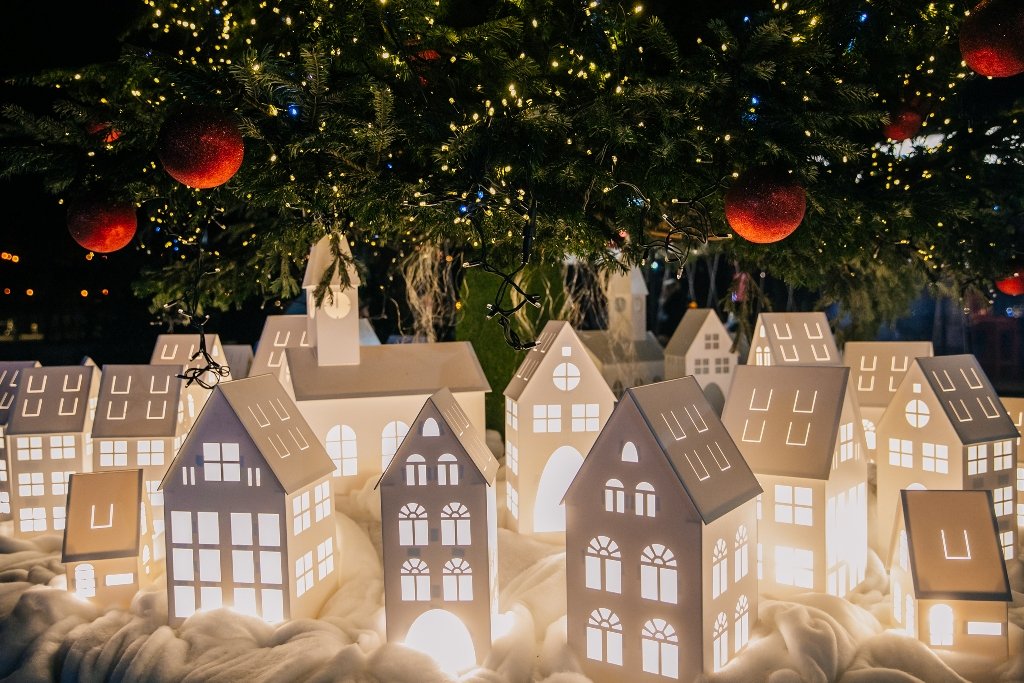 В Киеве открыли еще одну новогоднюю локацию: как сейчас выглядит Арка Дружбы народов 9