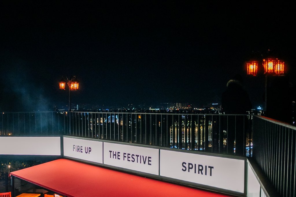 В Киеве открыли еще одну новогоднюю локацию: как сейчас выглядит Арка Дружбы народов 10