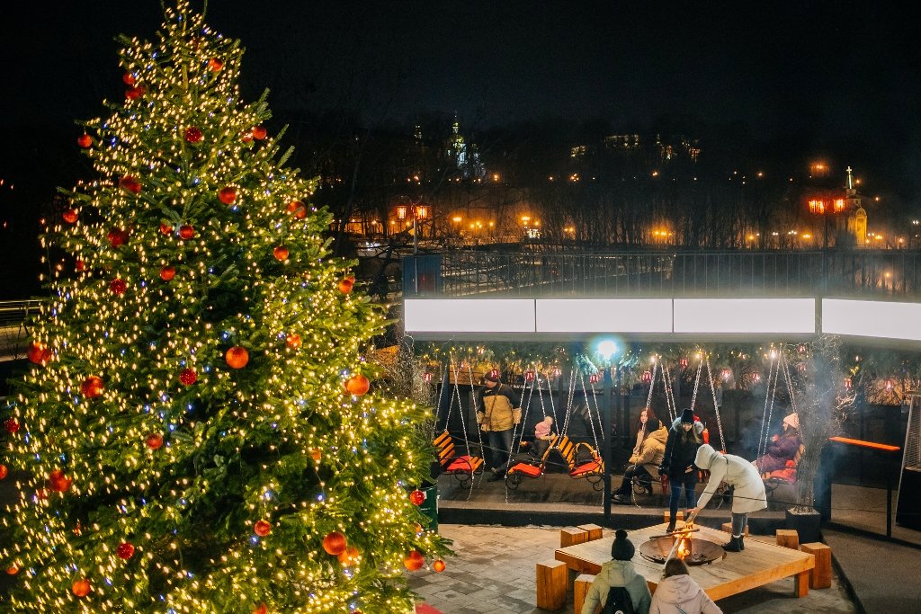 В Киеве открыли еще одну новогоднюю локацию: как сейчас выглядит Арка Дружбы народов 11