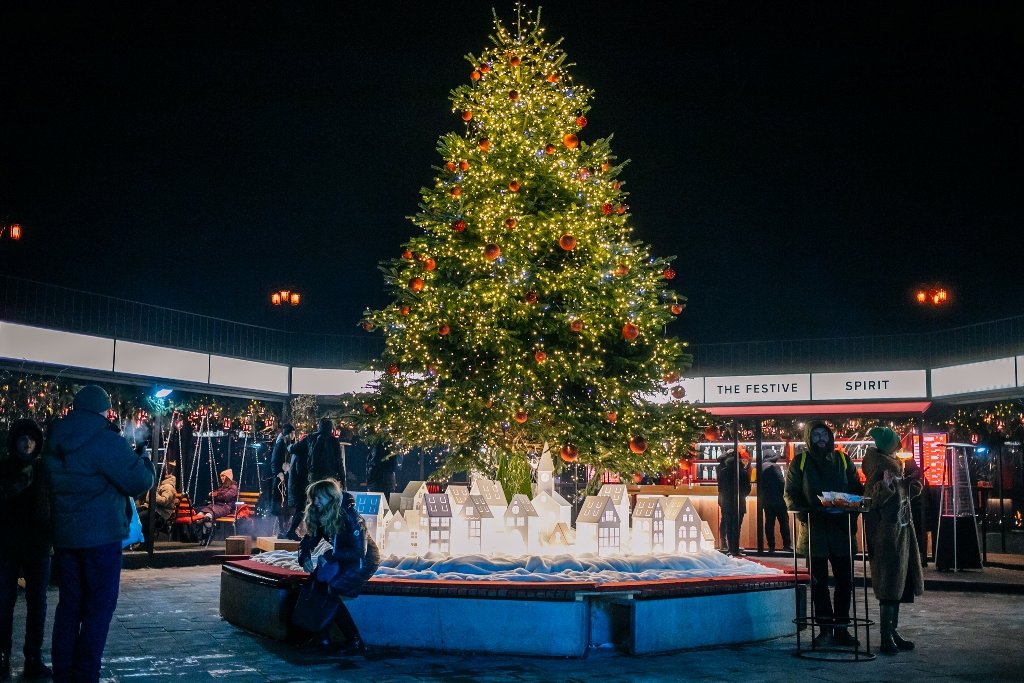 В Киеве открыли еще одну новогоднюю локацию: как сейчас выглядит Арка Дружбы народов 12